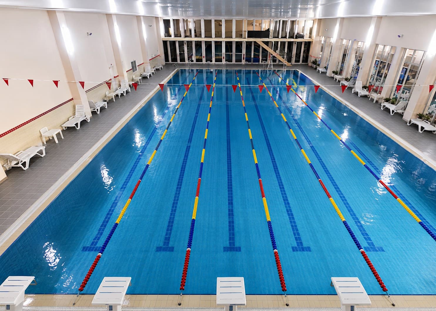 Aquasport idman hovuzu yuxarıdan: altı zolaq və dönüş bayraqları — ProFit Swimming, Bakı