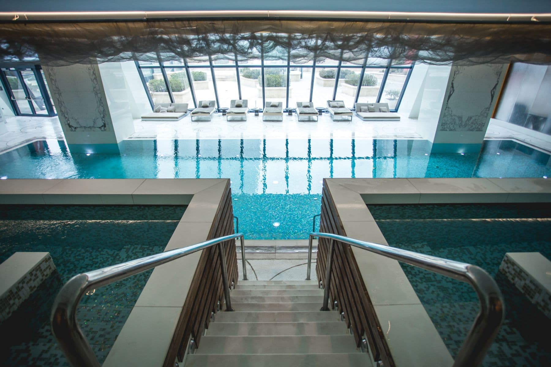 Fairmont Flame Towers-də üzgüçülük hovuzu — ProFit Swimming Bakı